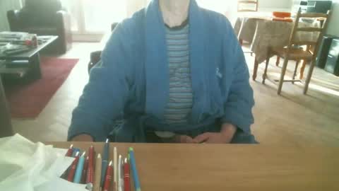 Snapshot of kisslog1 chatting on 10/12/25, 03:44 kisslog1 online show from 10/12/25, 03:44