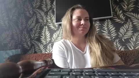 kissmelory online show from 11/10/25, 11:20