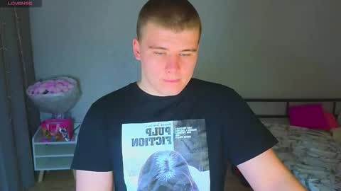 Snapshot of kittenmur chatting on 10/19/25, 08:20 Vlad online show from 10/19/25, 08:20