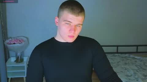 Snapshot of kittenmur chatting on 11/03/25, 09:16 Vlad online show from 11/03/25, 09:16