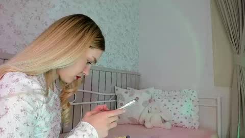 sophie online show from 05/08/26, 05:07