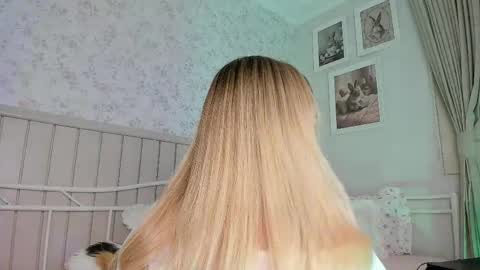 sophie online show from 05/18/26, 04:35
