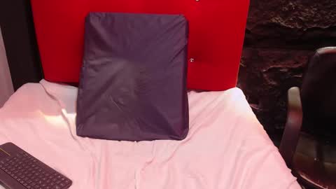 Kitty online show from 10/26/25, 06:47