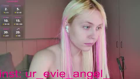 Evelyn online show from 03/19/26, 03:05