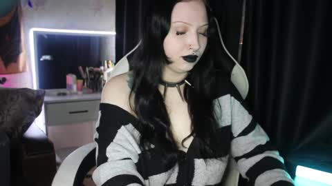 Hey  Im Ellie  if you like me and like my show give me a thumbs up hehe online show from 06/19/26, 10:13