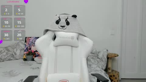 Snapshot of kitty_rock_paw chatting on 12/11/24, 11:43 Emilly online show from 12/11/24, 11:43