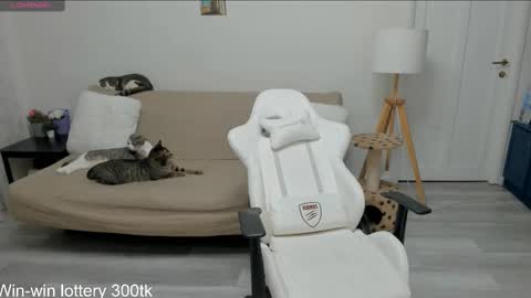 Snapshot of kitty_rock_paw chatting on 02/20/25, 11:32 Emilly online show from 02/20/25, 11:32