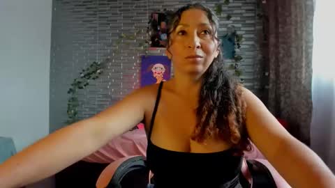 Snapshot of kitty_violet_ chatting on 11/14/25, 03:00 violet online show from 11/14/25, 03:00