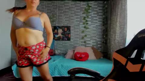 Snapshot of kitty_violet_ chatting on 12/14/25, 04:23 violet online show from 12/14/25, 04:23