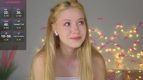 Snapshot of kittyloffe chatting on 11/19/25, 03:39 Monika online show from 11/19/25, 03:39