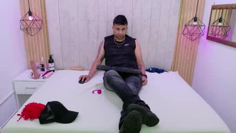 Snapshot of kity_spiderr chatting on 11/08/25, 12:27 Luisa y Jairo online show from 11/08/25, 12:27