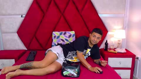 Snapshot of kity_spiderr chatting on 11/29/25, 12:19 Luisa y Jairo online show from 11/29/25, 12:19