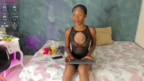 Snapshot of kloee_12 chatting on 11/22/25, 04:06 K L O E online show from 11/22/25, 04:06