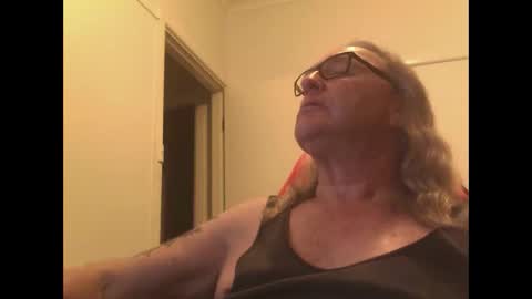 Snapshot of knobout chatting on 10/22/25, 10:15 knobout online show from 10/22/25, 10:15