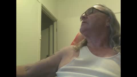 Snapshot of knobout chatting on 10/26/25, 08:20 knobout online show from 10/26/25, 08:20