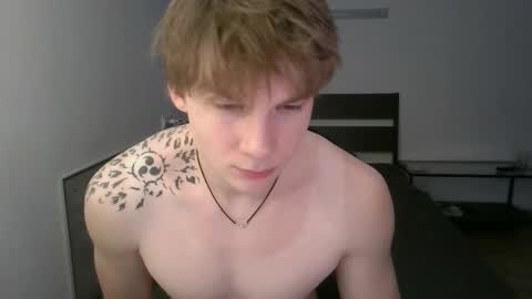 Snapshot of knotsiemens chatting on 11/22/25, 04:28 Adam online show from 11/22/25, 04:28