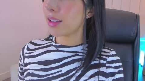 Snapshot of kosmic_21 chatting on 10/18/25, 12:39 K O S M I C online show from 10/18/25, 12:39