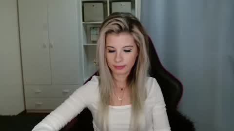 Snapshot of kristineamore chatting on 11/06/25, 07:48 KristineAmore online show from 11/06/25, 07:48