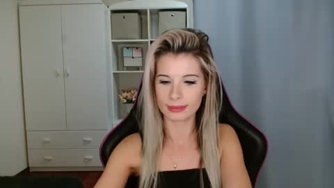 Snapshot of kristineamore chatting on 11/25/25, 07:36 KristineAmore online show from 11/25/25, 07:36