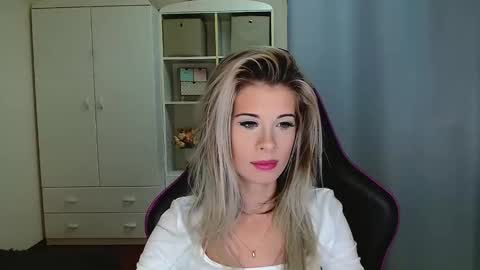 Snapshot of kristineamore chatting on 11/26/25, 07:42 KristineAmore online show from 11/26/25, 07:42