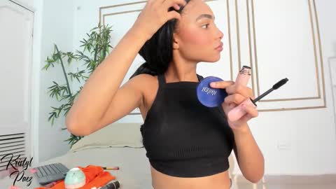 Snapshot of kristyl_paez chatting on 11/18/25, 07:07 Cristina online show from 11/18/25, 07:07