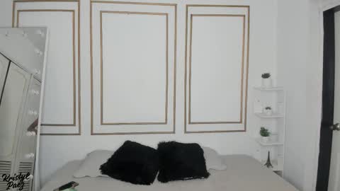 Snapshot of kristyl_paez chatting on 12/14/25, 03:50 Cristina online show from 12/14/25, 03:50