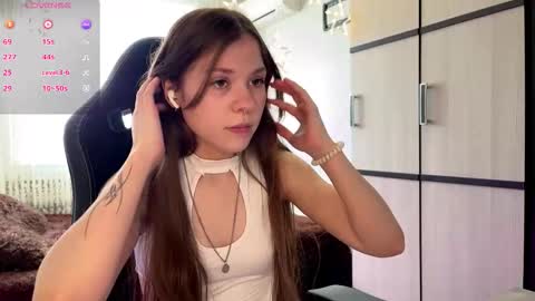 Snapshot of krystlehymel chatting on 12/15/25, 10:52 Alis online show from 12/15/25, 10:52