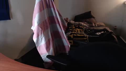 Snapshot of kuggy570 chatting on 10/25/25, 11:40 Kuggy online show from 10/25/25, 11:40