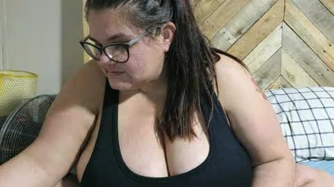 Snapshot of kurvybbw chatting on 01/15/25, 12:30 Raven Belle online show from 01/15/25, 12:30