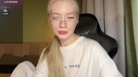 Bella and Alexandra online show from 05/12/26, 08:06