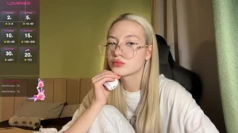 Bella and Alexandra online show from 05/25/26, 12:16