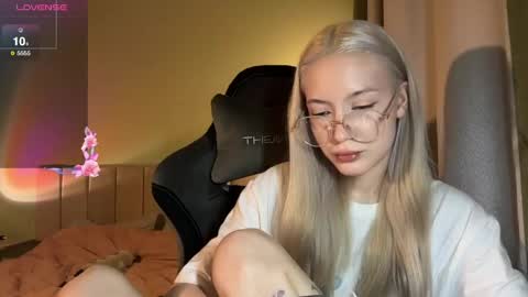 Bella and Alexandra online show from 06/04/26, 11:00