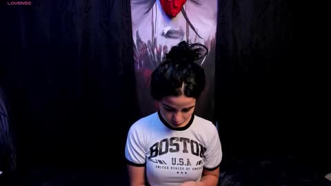 Snapshot of kylie_foxx1 chatting on 09/26/25, 11:31 submissive demon Please help me to reach 500 thumbs up online show from 09/26/25, 11:31