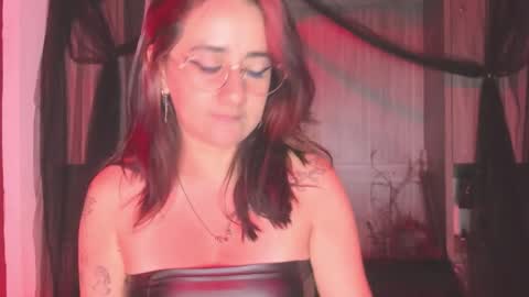 Snapshot of kyliemaxwell chatting on 12/19/25, 01:18 K Y L I E online show from 12/19/25, 01:18