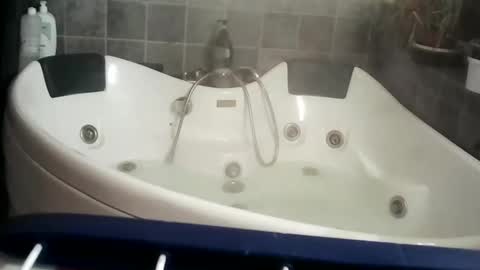 Snapshot of l_a_d_y chatting on 03/01/25, 07:37 pelle and lady online show from 03/01/25, 07:37