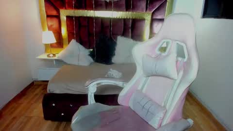  L A R A   online show from 02/22/25, 01:11