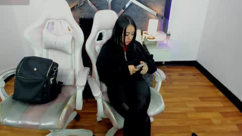  L A R A   online show from 03/04/25, 01:45