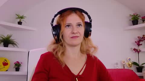 Snapshot of ladybigsmile chatting on 09/19/25, 06:37 Sima Ladybigsmile online show from 09/19/25, 06:37