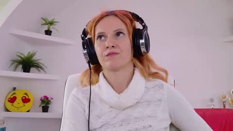 Snapshot of ladybigsmile chatting on 09/20/25, 06:47 Sima Ladybigsmile online show from 09/20/25, 06:47