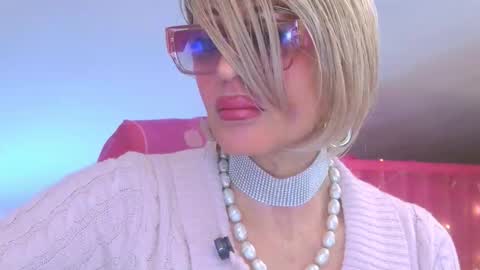Snapshot of ladyoxana chatting on 02/11/26, 01:10 Oxana online show from 02/11/26, 01:10