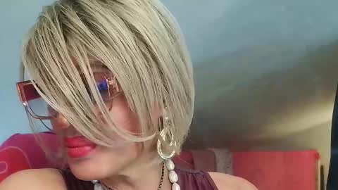 Snapshot of ladyoxana chatting on 03/29/26, 02:00 Oxana online show from 03/29/26, 02:00