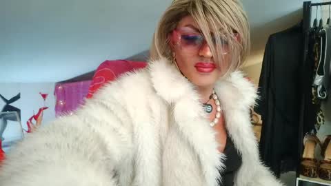 Snapshot of ladyoxana chatting on 03/31/26, 12:01 Oxana online show from 03/31/26, 12:01