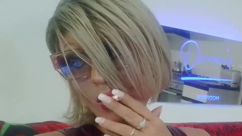 Snapshot of ladyoxana chatting on 04/25/26, 02:36 Oxana online show from 04/25/26, 02:36