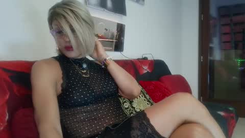 Snapshot of ladyoxana chatting on 05/18/26, 12:40 Oxana online show from 05/18/26, 12:40