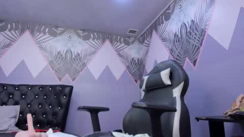 Snapshot of ladyy_scarlett chatting on 12/19/25, 12:23 Ladyy Scarlett online show from 12/19/25, 12:23