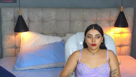 Snapshot of laia_and_aloby chatting on 11/11/25, 10:54 online show from 11/11/25, 10:54