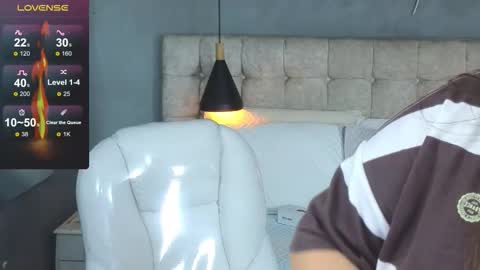 Snapshot of laia_and_aloby chatting on 11/14/25, 10:18 online show from 11/14/25, 10:18