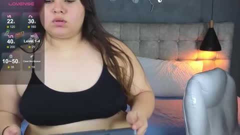 Snapshot of laia_and_aloby chatting on 11/15/25, 09:54 online show from 11/15/25, 09:54