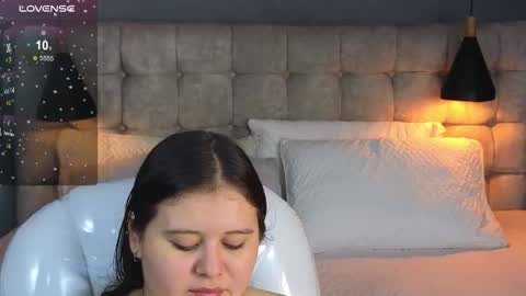 Snapshot of laia_and_aloby chatting on 11/22/25, 10:42 online show from 11/22/25, 10:42