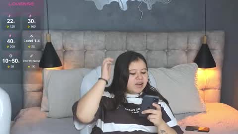 Snapshot of laia_and_aloby chatting on 11/27/25, 10:23 online show from 11/27/25, 10:23